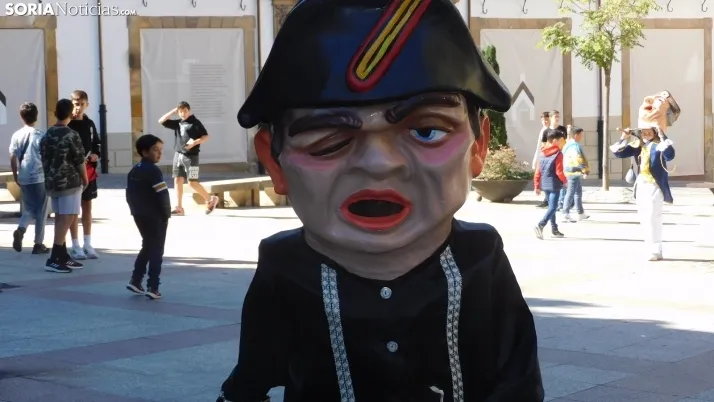 Fotos: ba&ntilde;o de masas para los Gigantes y Cabezudos en las fiestas de San Saturio