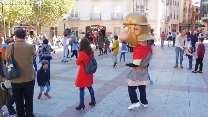 Fotos: ba&ntilde;o de masas para los Gigantes y Cabezudos en las fiestas de San Saturio