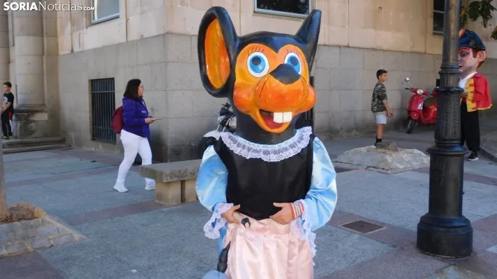 Fotos: ba&ntilde;o de masas para los Gigantes y Cabezudos en las fiestas de San Saturio