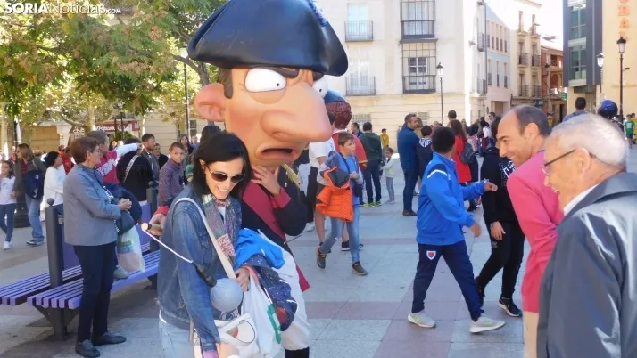 Fotos: ba&ntilde;o de masas para los Gigantes y Cabezudos en las fiestas de San Saturio