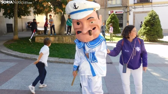 Fotos: ba&ntilde;o de masas para los Gigantes y Cabezudos en las fiestas de San Saturio