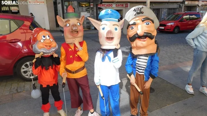 Fotos: ba&ntilde;o de masas para los Gigantes y Cabezudos en las fiestas de San Saturio