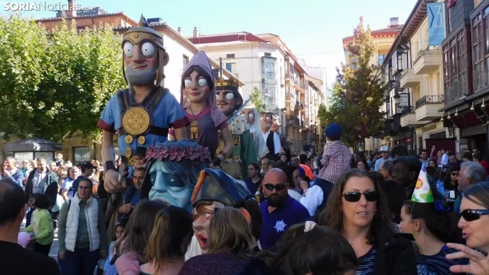 Fotos: ba&ntilde;o de masas para los Gigantes y Cabezudos en las fiestas de San Saturio