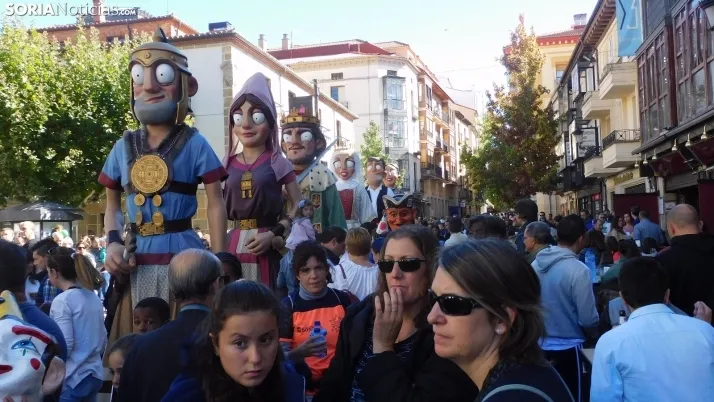 Fotos: ba&ntilde;o de masas para los Gigantes y Cabezudos en las fiestas de San Saturio
