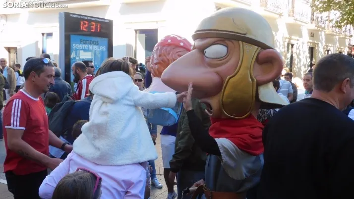 Fotos: ba&ntilde;o de masas para los Gigantes y Cabezudos en las fiestas de San Saturio