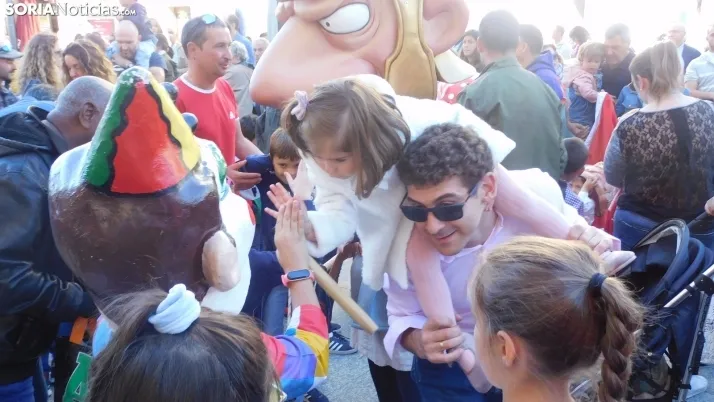 Fotos: ba&ntilde;o de masas para los Gigantes y Cabezudos en las fiestas de San Saturio