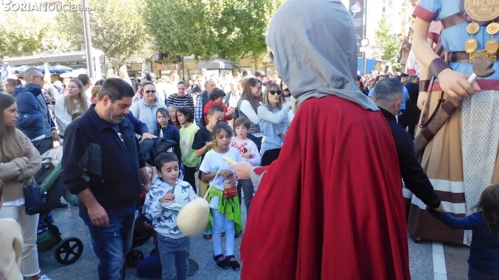 Fotos: ba&ntilde;o de masas para los Gigantes y Cabezudos en las fiestas de San Saturio