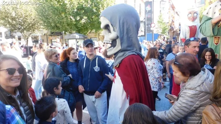 Fotos: ba&ntilde;o de masas para los Gigantes y Cabezudos en las fiestas de San Saturio