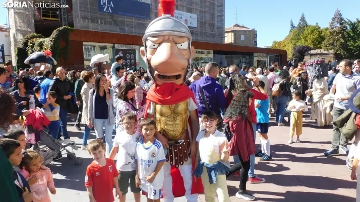 Fotos: ba&ntilde;o de masas para los Gigantes y Cabezudos en las fiestas de San Saturio