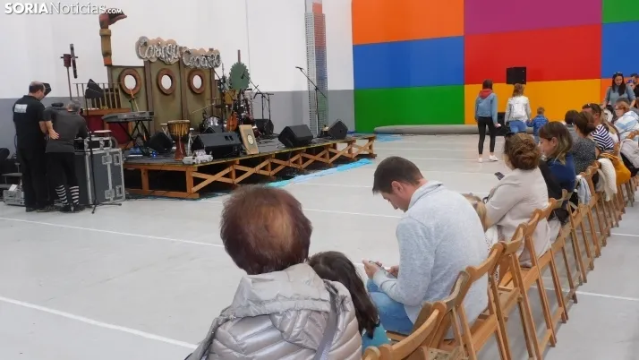 Fotos: centenares de ni&ntilde;os disfrutan en la Juventud de un espect&aacute;culo musical