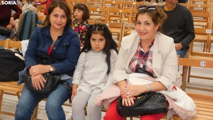 Fotos: centenares de ni&ntilde;os disfrutan en la Juventud de un espect&aacute;culo musical