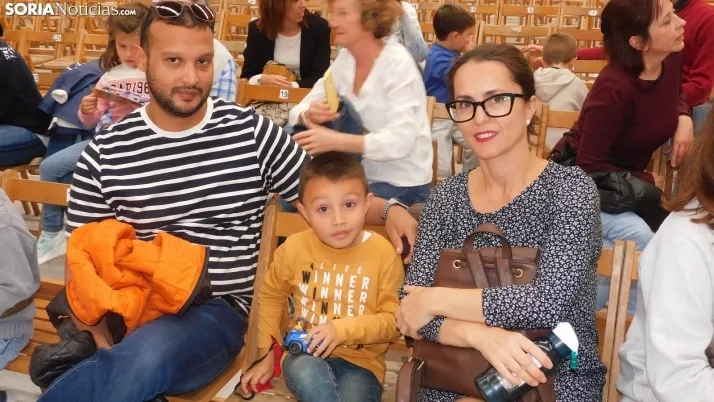 Fotos: centenares de ni&ntilde;os disfrutan en la Juventud de un espect&aacute;culo musical