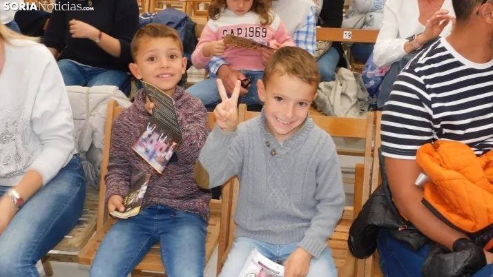 Fotos: centenares de ni&ntilde;os disfrutan en la Juventud de un espect&aacute;culo musical