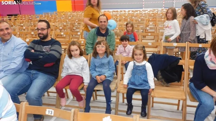 Fotos: centenares de ni&ntilde;os disfrutan en la Juventud de un espect&aacute;culo musical