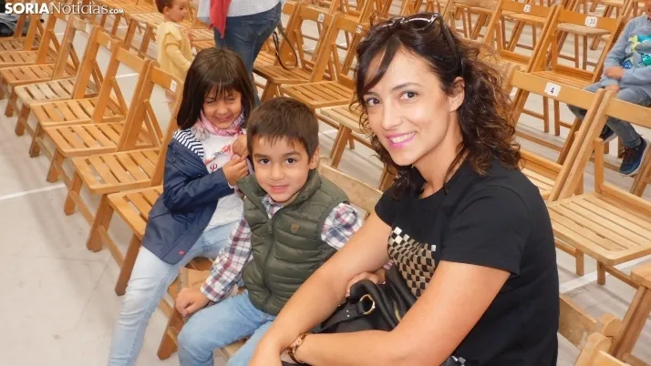 Fotos: centenares de ni&ntilde;os disfrutan en la Juventud de un espect&aacute;culo musical
