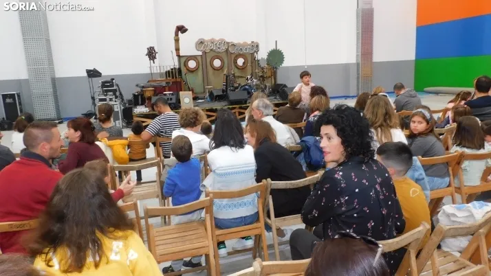 Fotos: centenares de ni&ntilde;os disfrutan en la Juventud de un espect&aacute;culo musical