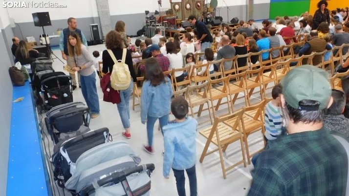 Fotos: centenares de ni&ntilde;os disfrutan en la Juventud de un espect&aacute;culo musical