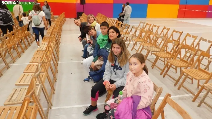 Fotos: centenares de ni&ntilde;os disfrutan en la Juventud de un espect&aacute;culo musical