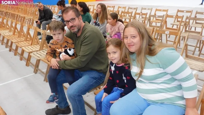 Fotos: centenares de ni&ntilde;os disfrutan en la Juventud de un espect&aacute;culo musical