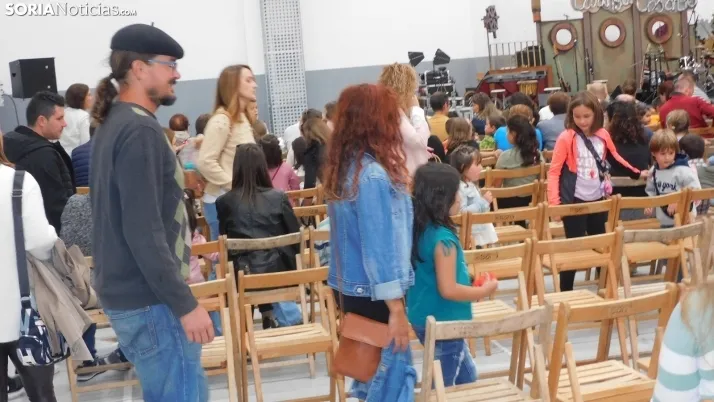 Fotos: centenares de ni&ntilde;os disfrutan en la Juventud de un espect&aacute;culo musical