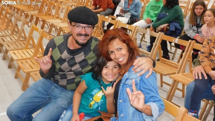 Fotos: centenares de ni&ntilde;os disfrutan en la Juventud de un espect&aacute;culo musical