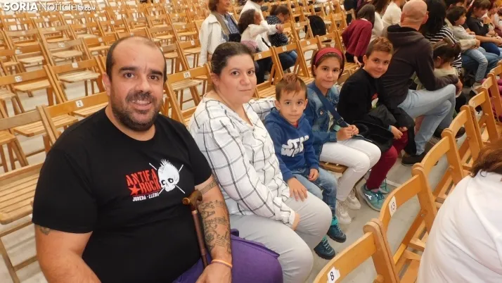 Fotos: centenares de ni&ntilde;os disfrutan en la Juventud de un espect&aacute;culo musical