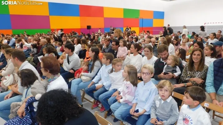Fotos: centenares de ni&ntilde;os disfrutan en la Juventud de un espect&aacute;culo musical