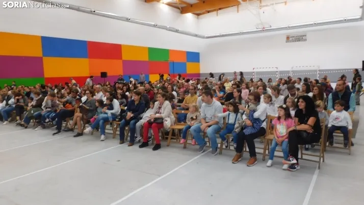 Fotos: centenares de ni&ntilde;os disfrutan en la Juventud de un espect&aacute;culo musical