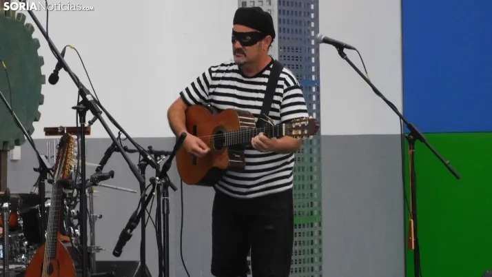 Fotos: centenares de ni&ntilde;os disfrutan en la Juventud de un espect&aacute;culo musical