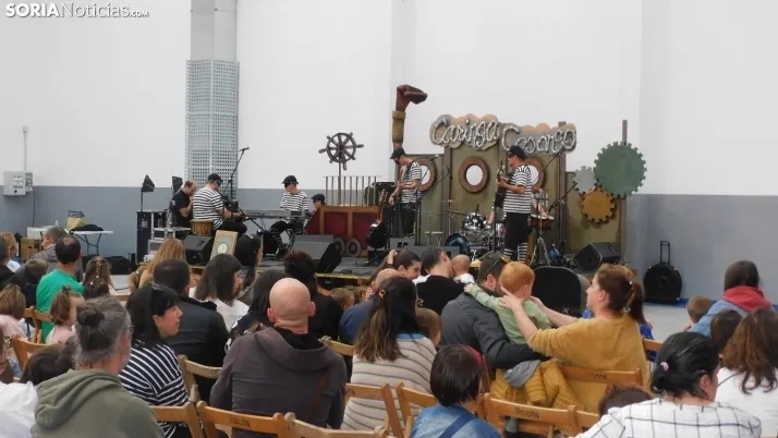 Fotos: centenares de ni&ntilde;os disfrutan en la Juventud de un espect&aacute;culo musical