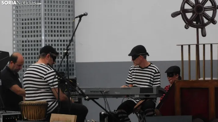 Fotos: centenares de ni&ntilde;os disfrutan en la Juventud de un espect&aacute;culo musical