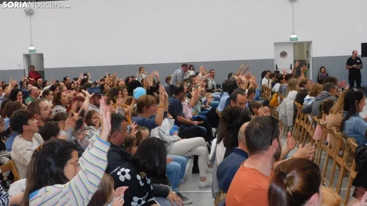Fotos: centenares de ni&ntilde;os disfrutan en la Juventud de un espect&aacute;culo musical