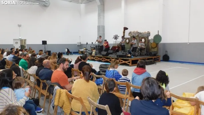 Fotos: centenares de ni&ntilde;os disfrutan en la Juventud de un espect&aacute;culo musical