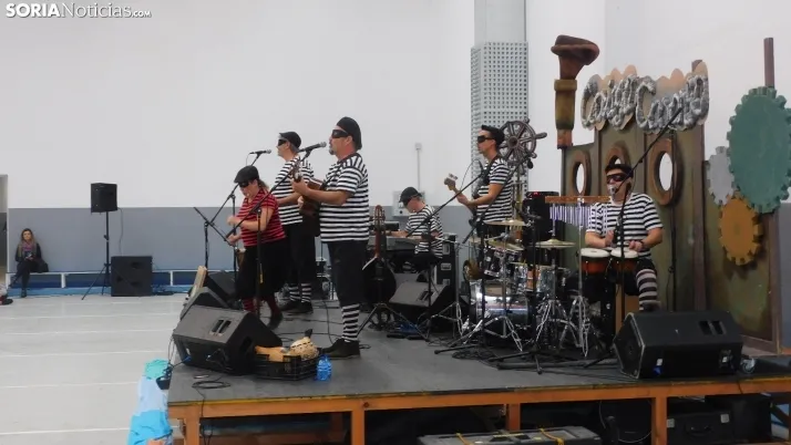 Fotos: centenares de ni&ntilde;os disfrutan en la Juventud de un espect&aacute;culo musical