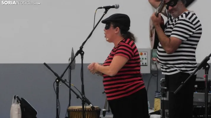 Fotos: centenares de ni&ntilde;os disfrutan en la Juventud de un espect&aacute;culo musical
