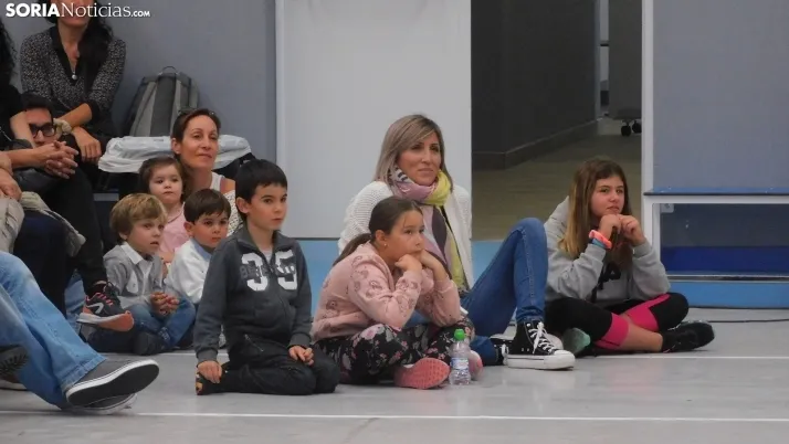 Fotos: centenares de ni&ntilde;os disfrutan en la Juventud de un espect&aacute;culo musical