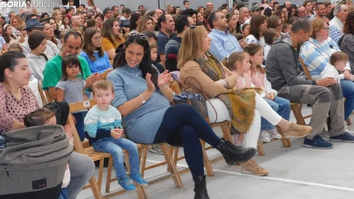 Fotos: centenares de ni&ntilde;os disfrutan en la Juventud de un espect&aacute;culo musical