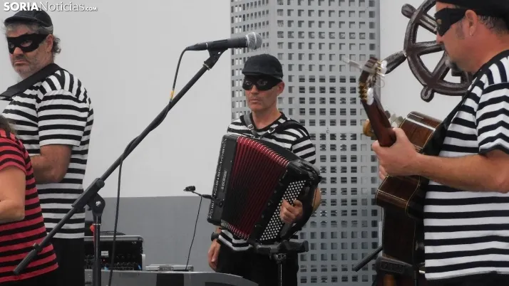 Fotos: centenares de ni&ntilde;os disfrutan en la Juventud de un espect&aacute;culo musical