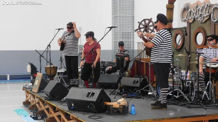 Fotos: centenares de ni&ntilde;os disfrutan en la Juventud de un espect&aacute;culo musical