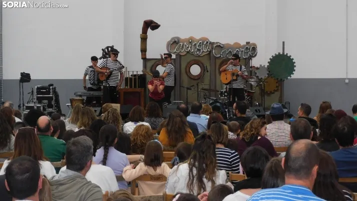 Fotos: centenares de ni&ntilde;os disfrutan en la Juventud de un espect&aacute;culo musical