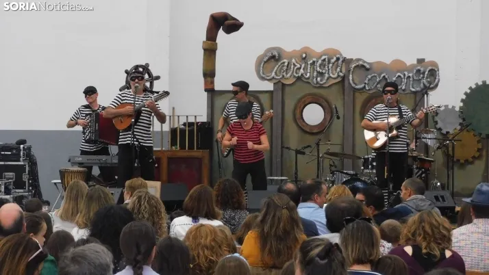 Fotos: centenares de ni&ntilde;os disfrutan en la Juventud de un espect&aacute;culo musical