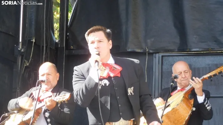 Fotos: Mariano Granados se traslada hasta M&eacute;xico con un grupo de mariachis