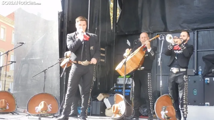 Fotos: Mariano Granados se traslada hasta M&eacute;xico con un grupo de mariachis