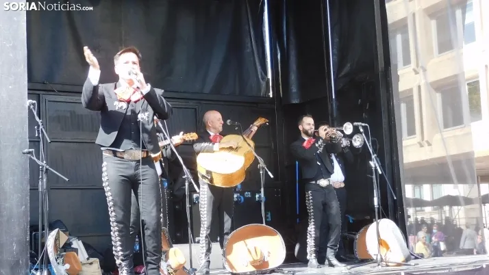 Fotos: Mariano Granados se traslada hasta M&eacute;xico con un grupo de mariachis