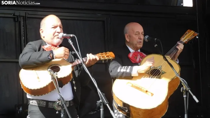 Fotos: Mariano Granados se traslada hasta M&eacute;xico con un grupo de mariachis