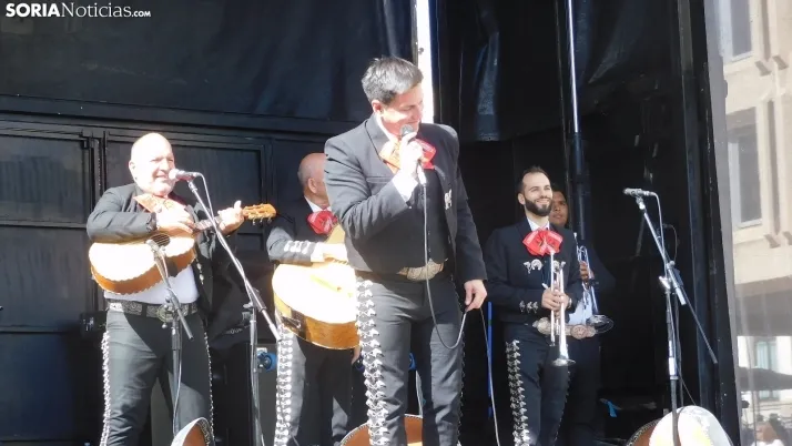 Fotos: Mariano Granados se traslada hasta M&eacute;xico con un grupo de mariachis