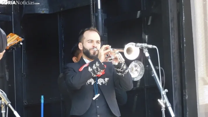 Fotos: Mariano Granados se traslada hasta M&eacute;xico con un grupo de mariachis