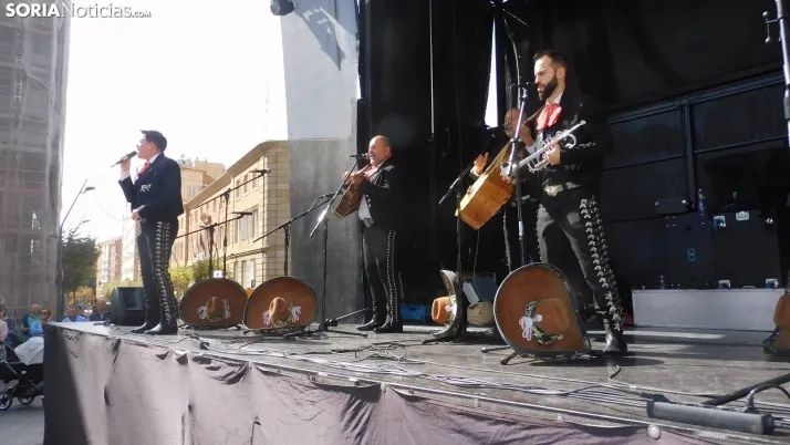 Fotos: Mariano Granados se traslada hasta M&eacute;xico con un grupo de mariachis
