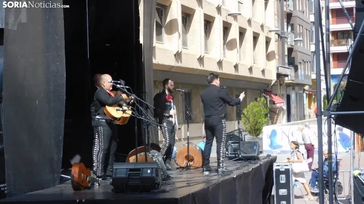 Fotos: Mariano Granados se traslada hasta M&eacute;xico con un grupo de mariachis