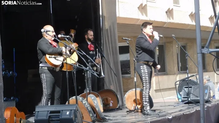 Fotos: Mariano Granados se traslada hasta M&eacute;xico con un grupo de mariachis